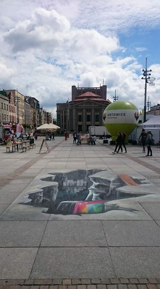Niesamowity obraz 3D w Katowicach namalowany jest na płycie...