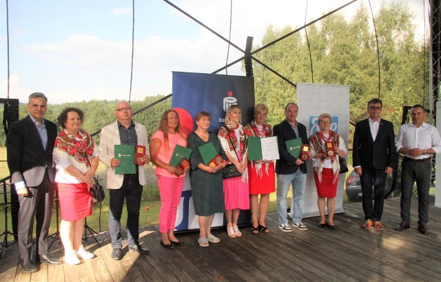 Oto Mistrzowie Agro z powiatu włoszczowskiego ze Stanisławem Wróblem, redaktorem naczelnym Echa Dnia (z lewej), Dariuszem Czechowskim, Starostą Powiatu Włoszczowskiego i Grzegorzem Dziubkiem, Burmistrzem Włoszczowy oraz Małgorzatą Gustą, członkiem zarządu powiatu włoszczowskiego.