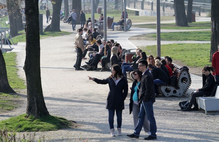 Wrocławianie na Wyspie Słodowej. Wiosenna pogoda zachęca [GALERIA]