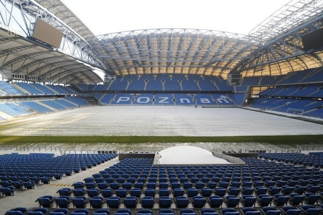 Murawa na Stadionie Miejskim jest zaśnieżona