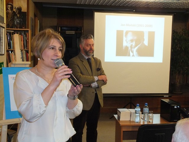 Jolanta Sopińska, dyrektor biblioteki, przedstawiła zebranym sylwetkę prelegenta