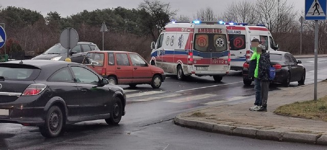 Do potrącenia doszło w czwartek, 30 stycznia, na Szosie Kisielińskiej. Na miejsce wezwano dwie karetki pogotowia ratunkowego. Do zdarzenia doszło na wysokości os. Pomorskiego. Jak informował świadek zdarzenia, potrącone miały zostać dwie osoby. Na miejsce dotarły służby ratunkowe.Po godzinie 15 dowiedzieliśmy się, że kierujący daewoo tico potrącił dwie kobiety przechodzące przez przejście dla pieszych. Sprawca potrącenia ominął samochód, który zatrzymał się przed pasami, żeby przepuścić osoby piesze.Okoliczności zdarzenia ustala policja.Zobacz również: Potrącenie pieszej na pasach w Krapkowicach