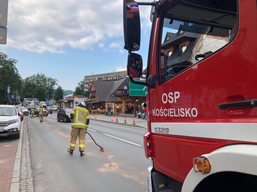 Zakopane. Komuś się nieźle ulało... Plama oleju samochodowego przez pół miasta 