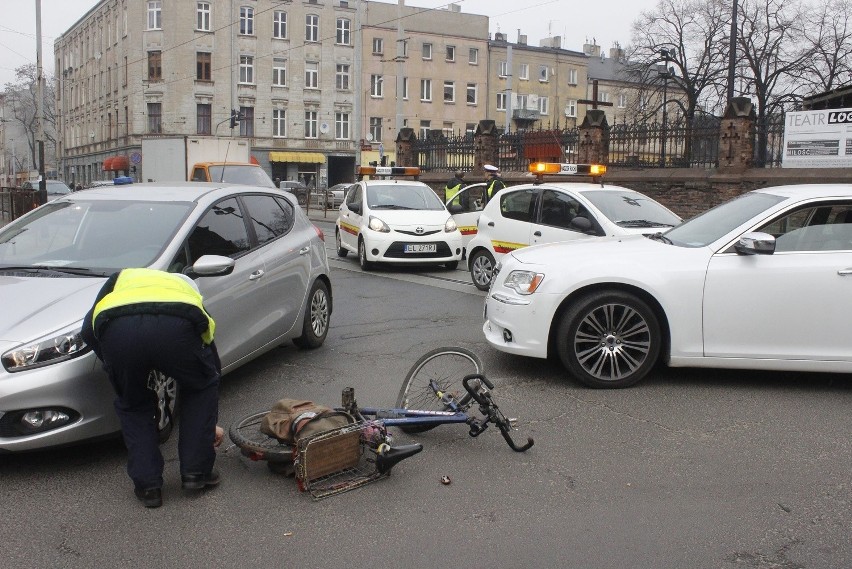 Wypadek na Zgierskiej. Kierowca lancii potrącił rowerzystę [ZDJĘCIA]