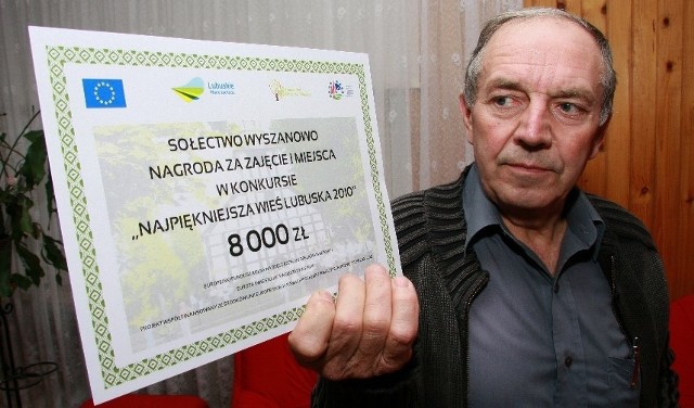 Nagrodą za zwycięstwo jest czek na 8 tys. zł, który sołtys Ireneusz Jarnut przywiózł z Zielonej Góry.