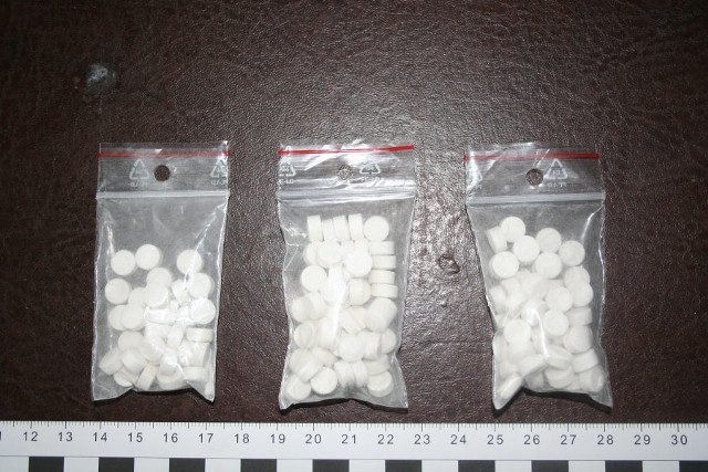 Trzech mężczyzn odpowie za posiadanie narkotyków. Mieli przy sobie ponad 200 tabletek ekstazy i amfetaminę.
