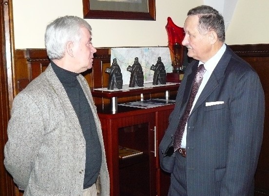 Nowy burmistrz Czesław Domalewski (z prawej) spotkał sie rano z przewodniczącym rady miejskiej Stanisławem Ziemeckim.