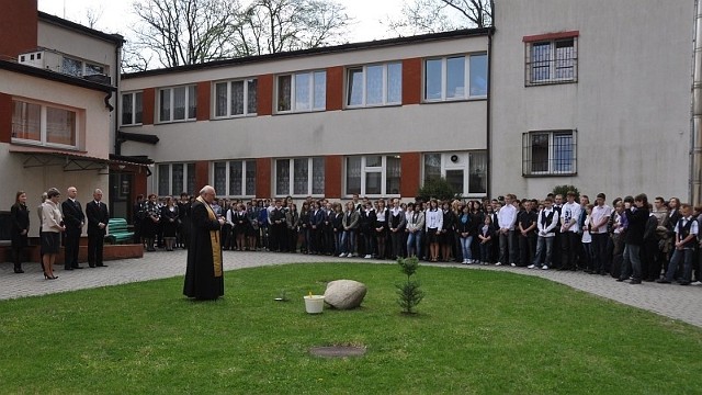 Drzewko poświęcił ksiądz proboszcz Andrzej Gawryś