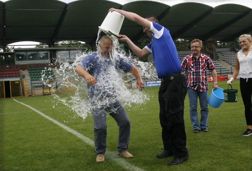 Ice Bucket Challenge: Politycy przelewają wodę i pieniądze. Kiedy akcja nie ma sensu? (FILMY)