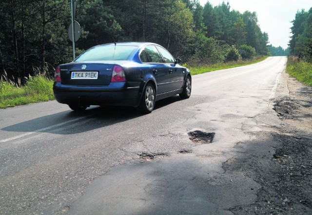 Dziury są głębokie, jest ich kilka. Trzeba jechać slalomem. Na pobocze lepiej nie zjeżdżać, ponieważ jest tam jeszcze gorzej