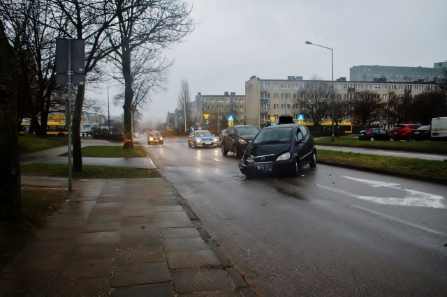 Do kolizji trzech pojazdów, w tym autobusu mzk, doszło w poniedziałek na ul. 3-go Maja w Słupsku. Pasażer z autobusu uskarżał się na ból pleców, poza tym nikomu nic się nie stało. 