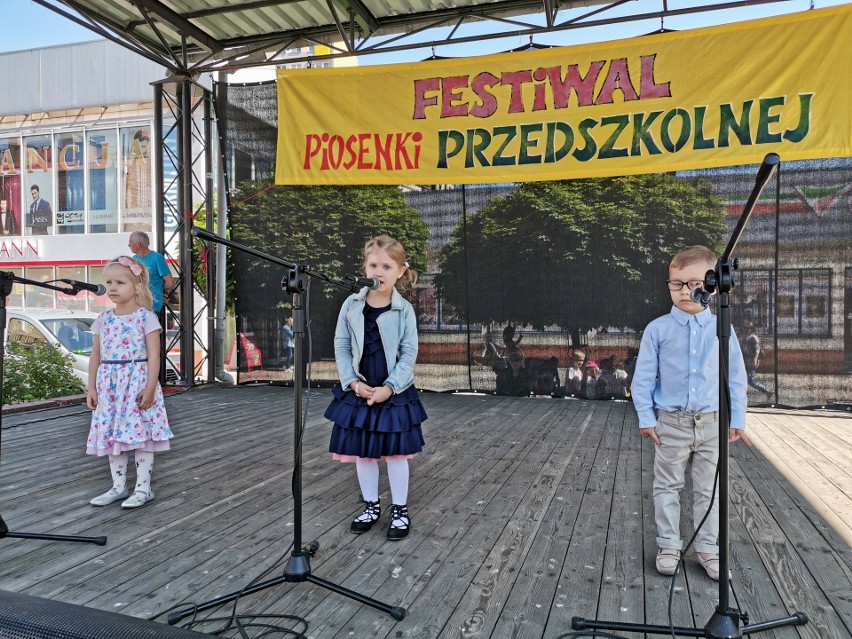 Ostrołęka. Festiwal Piosenki Przedszkolnej na scenie przy...