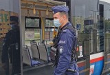 Policjanci z Grudziądza kontrolowali noszenie maseczek w pociągach i autobusach