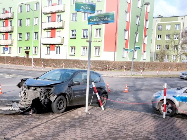 Wypadek na ul. WąskiejWypadek na ul. Wąskiej w Szczecinie. Ok. godz 7.15 zderzyły się dwa auta. W jednym było dziecko.
