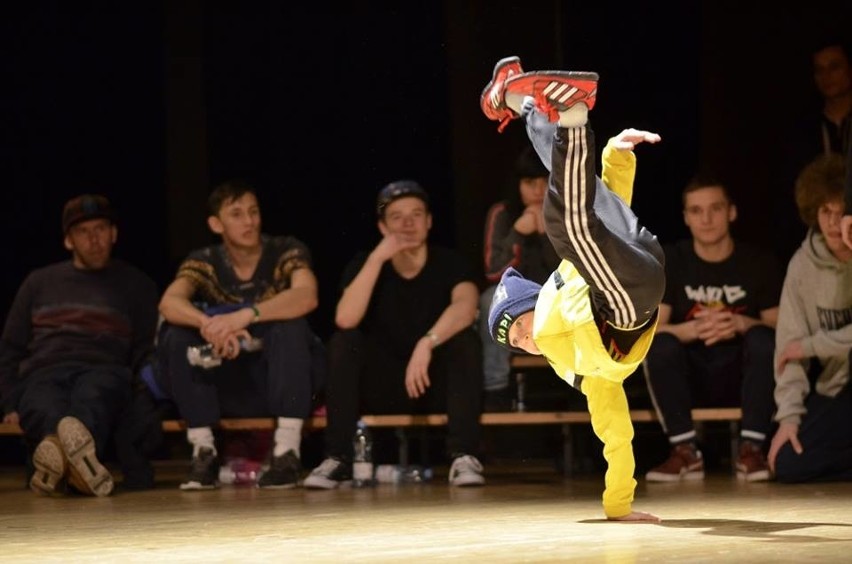 Teraz tak tańczy młodzież. Oto breakdance