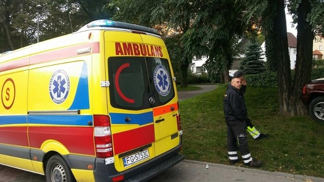 Do zderzenia samochodów doszło w środę, 13 września, na rondzie Solidarności w Gorzowie. Kierujący volkswagenem bora uderzył w bok jeepa.Kierowca volkswagenem skręcał z ul. Pomorskiej w ul. Podmiejską i uderzył w bok jeepa. Pojazdy po zderzeniu wypadły z drogi. Jeep zatrzymał się na skarpie, a volkswagen na lampie.Na miejsce zderzenia przyjechała karetka pogotowia ratunkowego i gorzowska drogówka. Na szczęście nikomu nic się nie stało. – Kierowca volkswagena została ukarany mandatem w wysokości 450 zł – mówi sierż. szt. Maciej Kimet z zespołu prasowego lubuskiej policji. Na jego konto trafiło też 6 punktów karnych.Zobacz też: Właściciel samochodu chciał powstrzymać złodzieja przed kradzieżą i… został przejechanyŹródło: STORYFUL