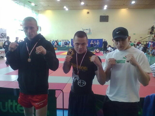 Medaliści Pucharu Polski z klubu MMA Nokaut (od prawej): Przemysław Baran, Damian Rukat i Adrian Czyżuk.