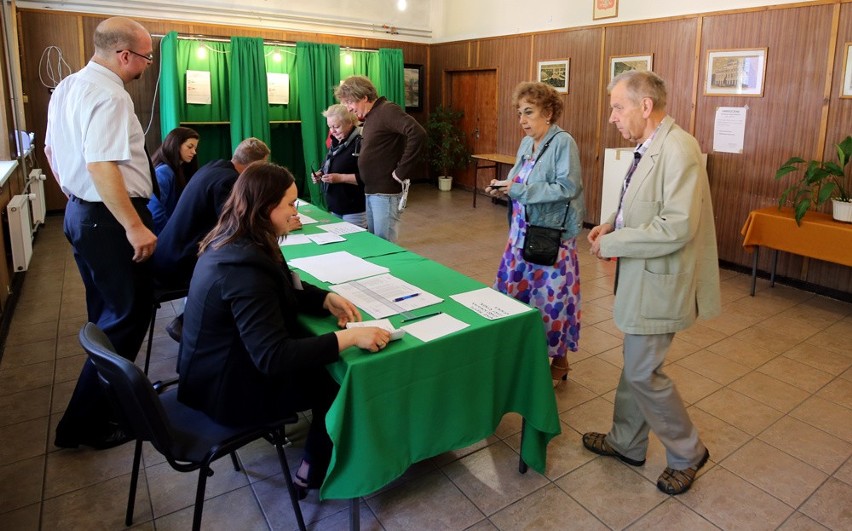 Głosowanie w lokalu wyborczym nr 9 przy ul. Nowe Miasto w...