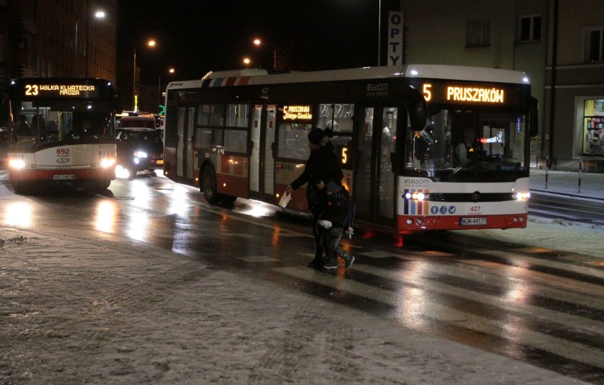 Paraliż na ulicach Radomia i regionu. Zamarzający deszcz zamienił jezdnie w ślizgawki. Autobusy opóźnione, kierowcy stoją w wielkich korkach