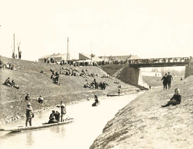 Łódki na Rudawie przy moście norbertańskim, 1925 rok