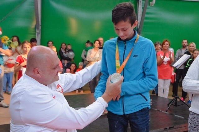 Robert Jachimowicz zawiesił medal na szyi syna, Wiktora. W poniedziałek będzie z olimpijczykami u premier Beaty Szydło