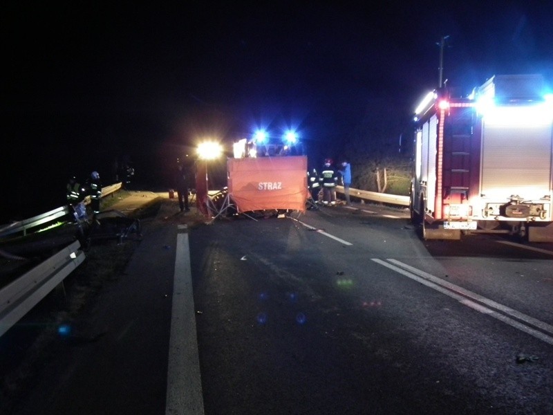 Dramat w Rogach koło Krosna. Samochód dostawczy uderzył w cinquecento. Nie żyją dwie osoby [ZDJĘCIA]