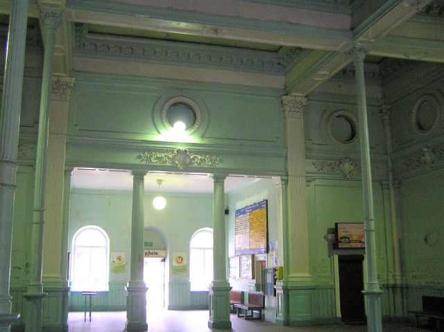 Wnętrze zabytkowego dworca kolejowego w Aleksandrowie Kujawskim