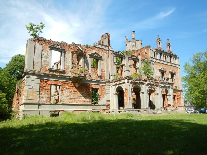 Malownicze ruiny pałacu w Runowie Krajeńskim