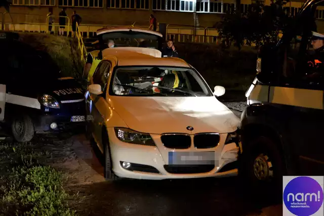 Kilkadziesiąt kilometrów policyjnego pościgu za BMW. 30-letni kierowca jechał ulica Toruńską pod prąd przed prawie cały Włocławek. Na koniec uderzył w dwa radiowozy. Funkcjonariusze zostali ranni.