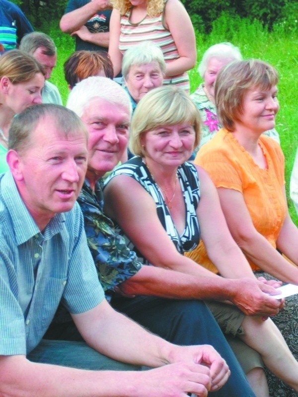 Danuta Nowacka (trzecia z lewej) została nowym sołtysem w Pomigaczach. - Znamy ją od dziecka&#8211; mówią ludzie. Nowa pani sołtys obeicała, że zajmie się budynkiem po dawnej szkole. No i zachęci władze do budowy chodnika.