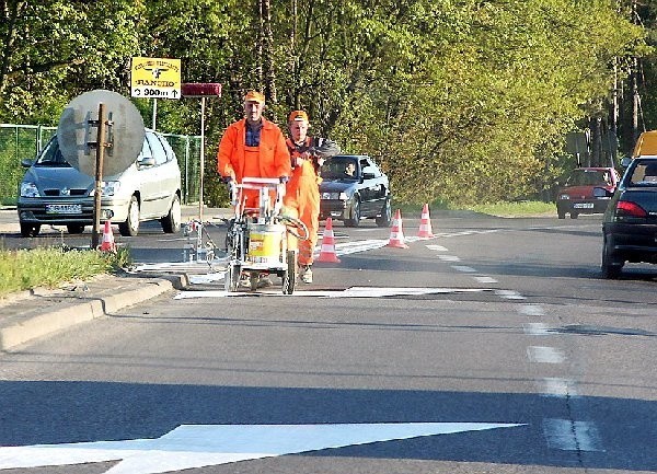 Ekipa Przedsiębiorstwa Robót Drogowych z  Torunia maluje znaki poziome na grudziądzkich  ulicach.