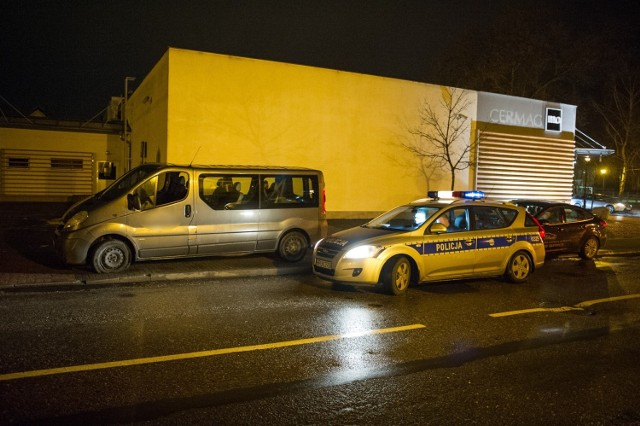 Na ul. Marcinkowskiego w Lesznie kierowcy zatrzymali pijanego Ukraińca, który prowadząc auto, wpadł na wysepkę dla pieszych i ściął znak drogowy.  Zobacz więcej zdjęć ----->