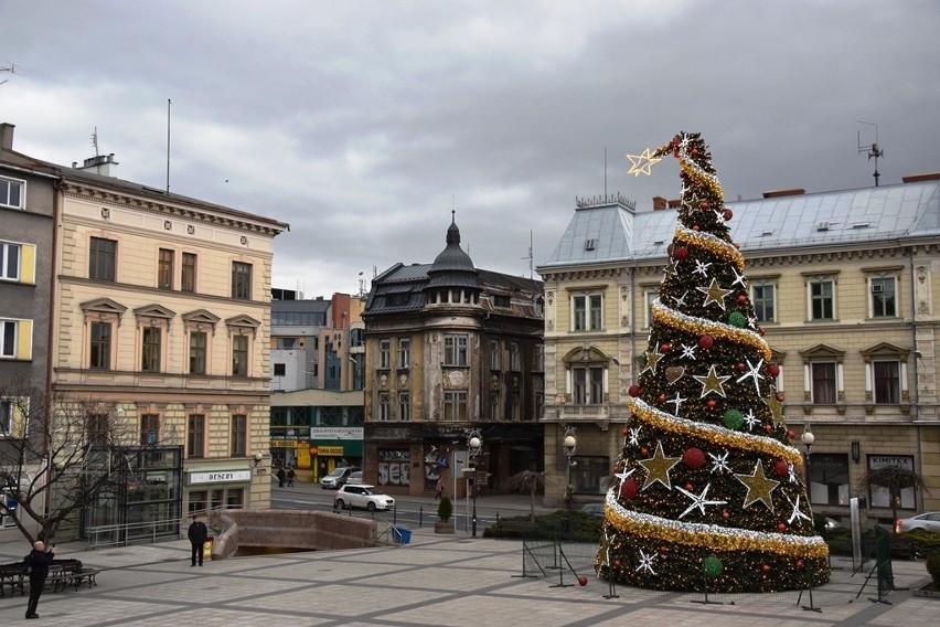 Bielsko-Biała: Wiatr uszkodził choinkę na placu Chrobrego