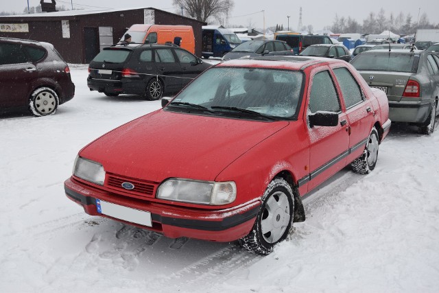 Zobacz, jakie samochody można było kupić podczas niedzielnej giełdy samochodowej w Rzeszowie.1. Ford Sierra. Silnik 1,6 benzyna, rok produkcji 1991, cena 4500 zł.