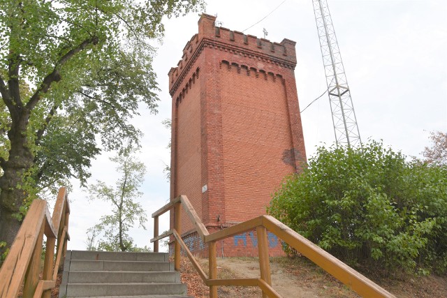 Wieża góruje nad parkiem  im. Jana  III Sobieskiego w Nakle