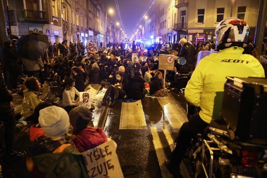 Premier: protesty przyczyniły się do wzrostu liczby zakażeń. Lekarze są innego zdania