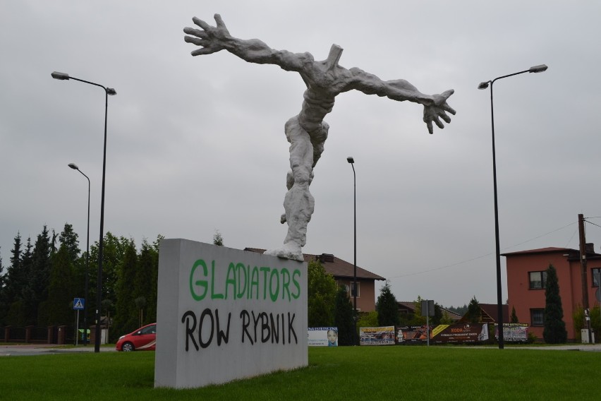 Rybnik: Rzeźba na rondzie zniszczona przez kiboli [ZDJĘCIA]