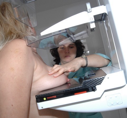 Pierwsze badanie nowym mammografem wykonuje technik Alicja Pazoła