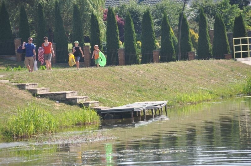 Tłumy plażowiczów nad zalewem w Jastrzębiu...