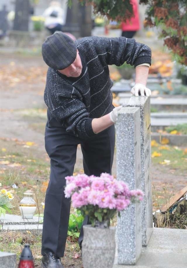 Wiele osób zajmuje się grobami bliskich na własną rękę