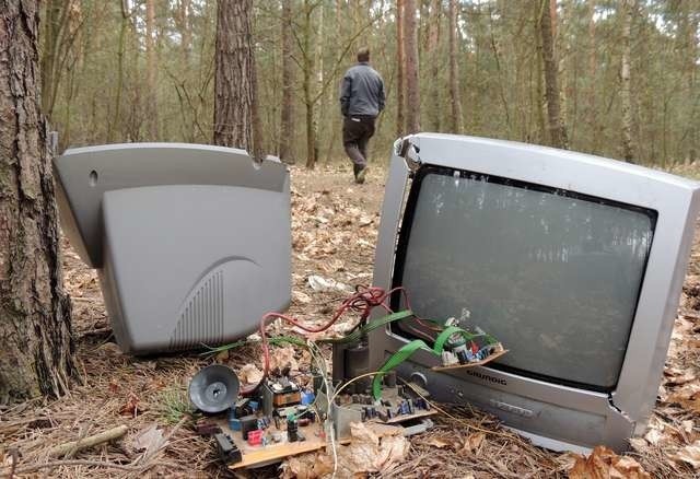 Niestety, nie brakuje osób, które pozbywają się elektrośmieci wyrzucając je na dzikich wysypiskach lub w lesie