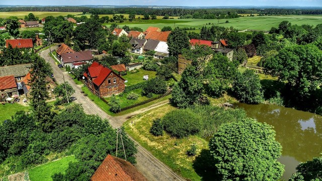 W wojew&oacute;dztwie lubuskim mieszka 1 001 411 os&oacute;b, z tego 351 076, czyli 35 proc. na wsiach. Sprawdziliśmy, kt&oacute;re wsie mają największą liczbę ludności. Podajemy dane o liczbie ludności zgodne ze stanem na koniec roku 2018. Niestety brakuje kompletnych danych dotyczących 2019 r. Polecamy: - Ile os&oacute;b mieszka w lubuskich miastach? Sprawdź najnowsze dane- Opuszczone wsie, przysi&oacute;łki i osady, miejscowości widma w wojew&oacute;dztwie lubuskimZobacz wideo: Wymarłe miasteczko westernowe w Kosinie pod Drezdenkiem&lt;script class=&quot;XlinkEmbedScript&quot; data-width=&quot;640&quot; data-height=&quot;360&quot; data-url=&quot;//get.x-link.pl/472cd533-b423-9b50-31f9-821369492538,0f9cd988-aae8-ba04-c7bc-7a4d41cbde59,embed.html&quot; type=&quot;application/javascript&quot; src=&quot;//prodxnews1blob.blob.core.windows.net/cdn/js/xlink-i.js?v1&quot;&gt;&lt;/script&gt;