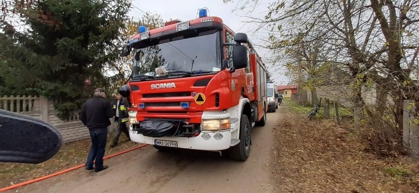 Pożar domu w Łasiewitach w gminie Rzewnie. Jedna osoba została poszkodowana. 11.11.2020. Zdjęcia