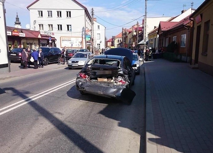 Tuchów. Wypadek strażaków. Wjechali w auto, które stało przed przejściem [ZDJĘCIA]