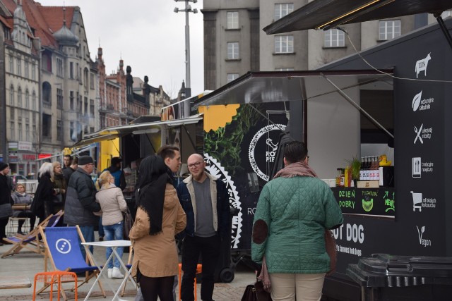 Na katowickim rynku trwa zlot food trucków. W piątek w samo południe na rynku rozpoczął się zlot food trucków, czyli wozów z jedzeniem. To pierwszy w tym roku zlot food trukców w Katowicach. I co pokazuje frekwencja, na rynku dość wyczekiwany. Wozy z jedzeniem na rynku zostaną do niedzieli do późnych godzin wieczornych. Najwięcej serwowanych jest tu burgerów, ale nie tylko.