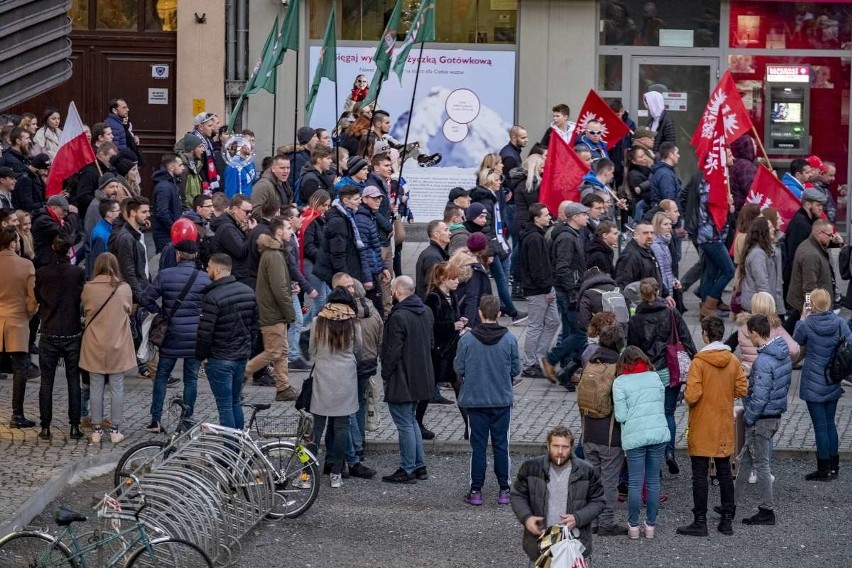 Kilkaset osób wzięło udział w Marszu Zwycięstwa, który w...