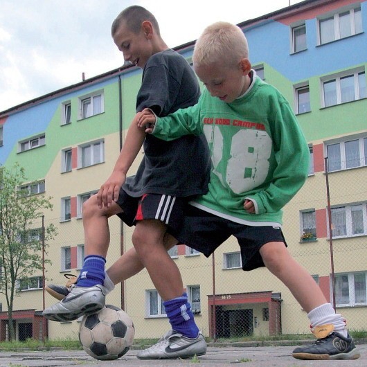 Granie w piłkę na boisku przy ul. Wczasowej grozi kontuzją, a nawet wypadkiem.