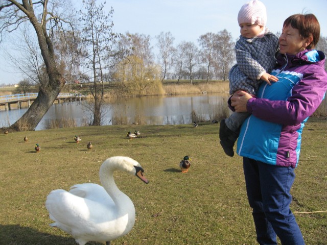 Grażyna Rzepka z wnuczką Lenką spacerują często nad jeziorem Górnym. - Jest tu coraz ładniej, ale ludziom brakuje tu ławek - mówi pani Grażyna.