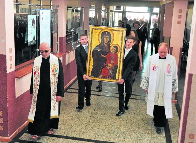 Symbole trafiły na mszę Zespołu Szkół Ponadgimnazjalnych nr 1