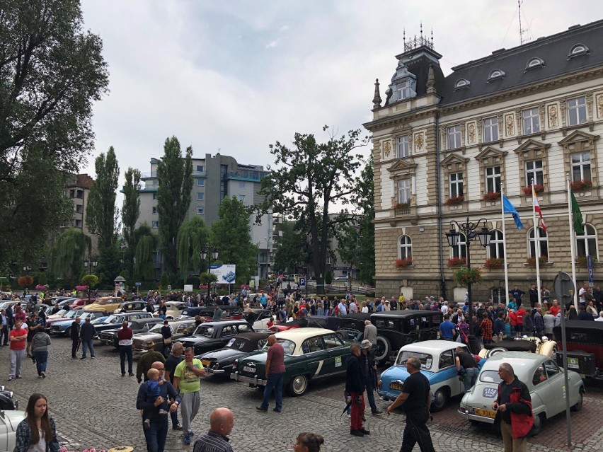 42. Beskidzki Rajd Pojazdów Zabytkowych. Konkurs elegancji na placu Ratuszowym w Bielsku-Białej ZDJĘCIA